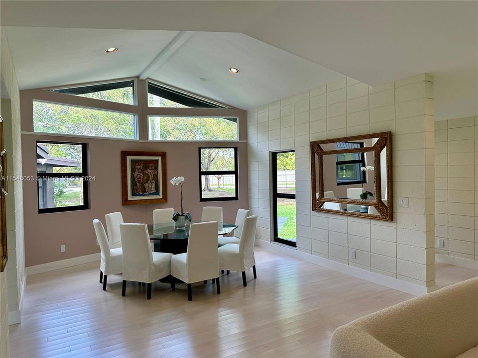 最近租的: $5,600 (3 贝兹, 2 浴室, 2301 平方英尺)