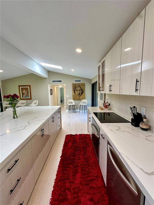 最近租的: $5,600 (3 贝兹, 2 浴室, 2301 平方英尺)