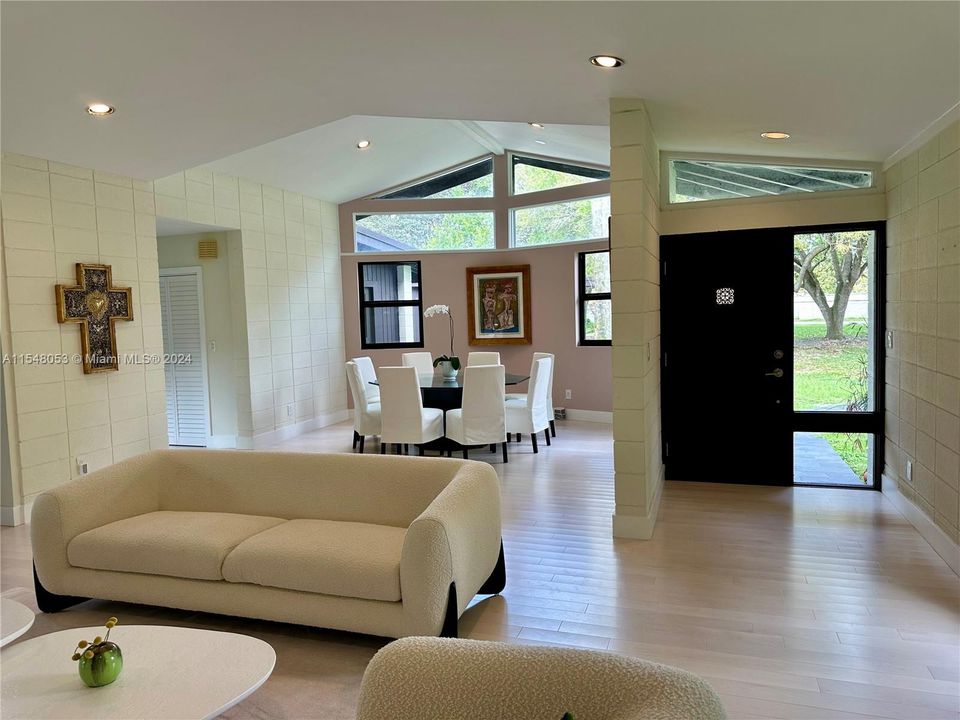 最近租的: $5,600 (3 贝兹, 2 浴室, 2301 平方英尺)