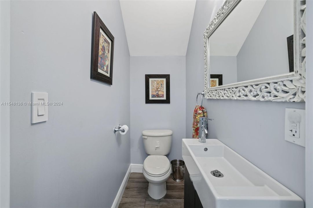 最近售出: $1,295,000 (3 贝兹, 2 浴室, 1848 平方英尺)