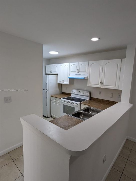 Active With Contract: $2,000 (2 beds, 2 baths, 888 Square Feet)