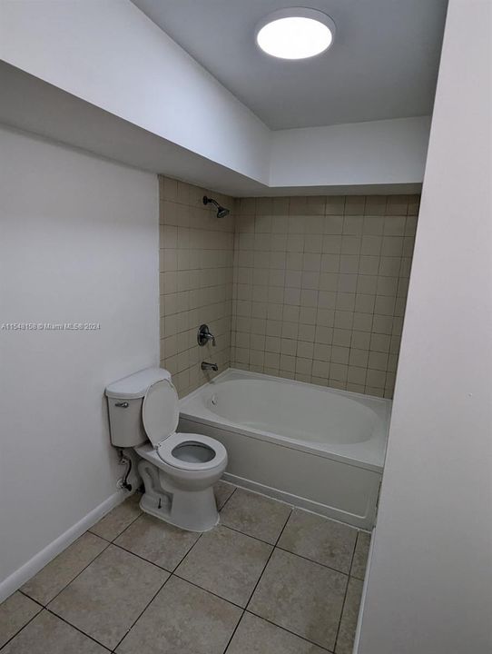 Active With Contract: $2,000 (2 beds, 2 baths, 888 Square Feet)