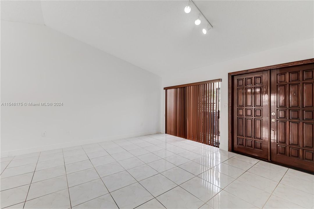 Vendido Recientemente: $410,000 (2 camas, 2 baños, 1135 Pies cuadrados)