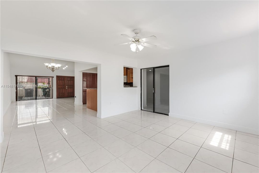 Vendido Recientemente: $410,000 (2 camas, 2 baños, 1135 Pies cuadrados)