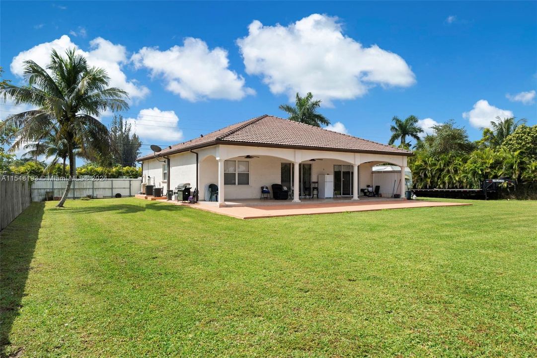 For Sale: $1,090,000 (4 beds, 2 baths, 1834 Square Feet)