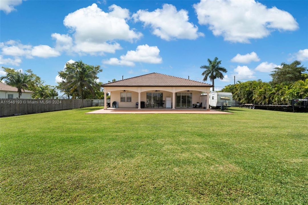 For Sale: $1,090,000 (4 beds, 2 baths, 1834 Square Feet)