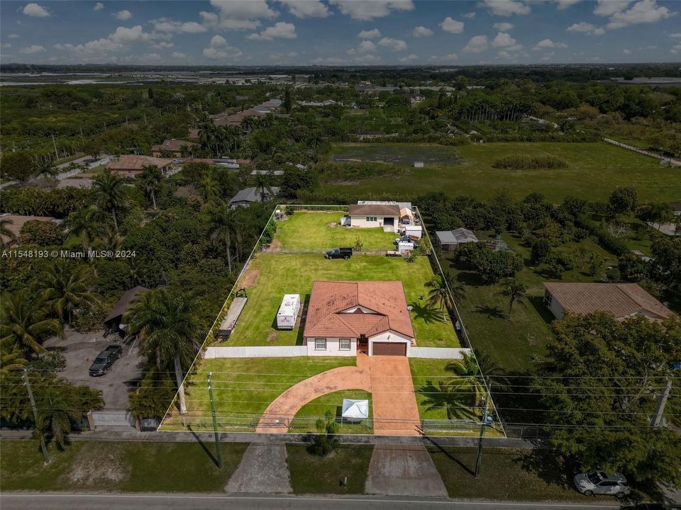 For Sale: $1,090,000 (4 beds, 2 baths, 1834 Square Feet)