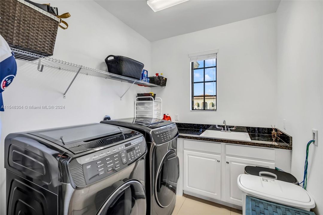 最近售出: $1,298,000 (5 贝兹, 4 浴室, 3902 平方英尺)