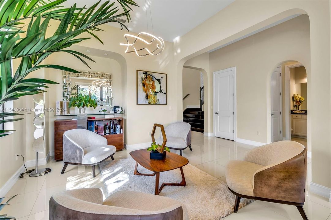 最近售出: $1,298,000 (5 贝兹, 4 浴室, 3902 平方英尺)