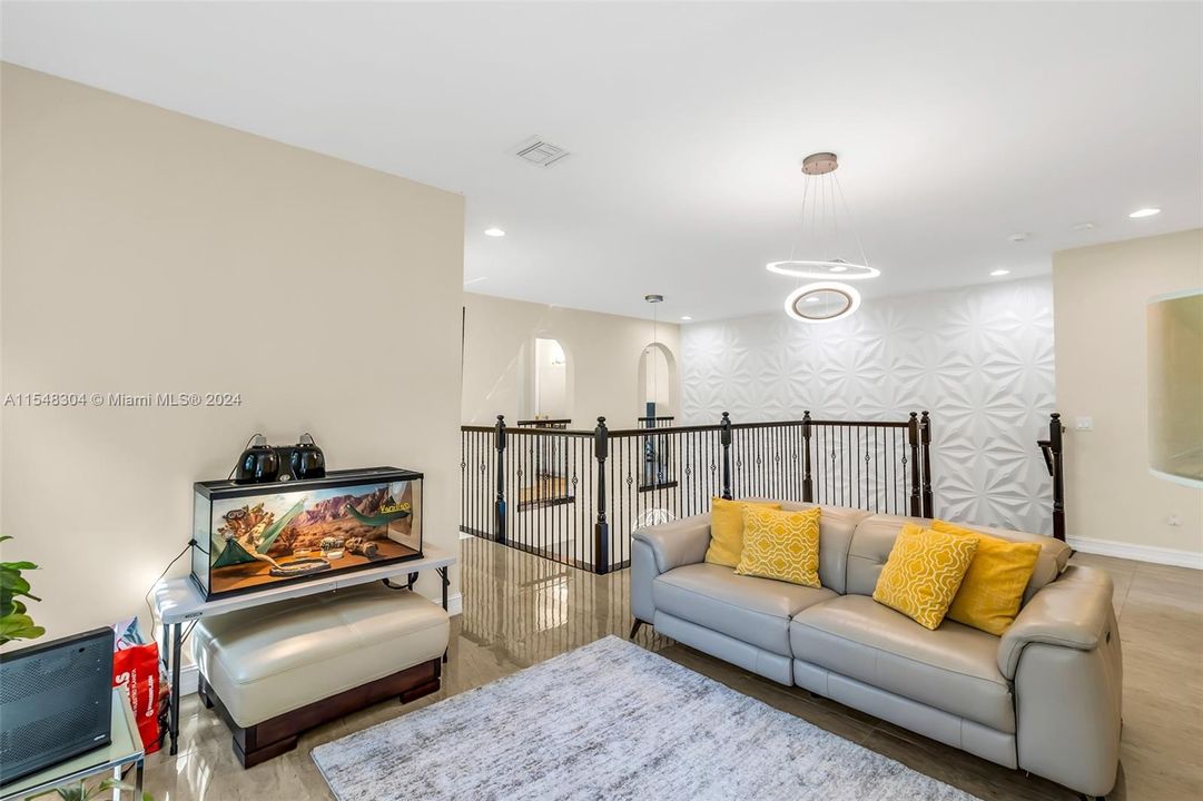 最近售出: $1,298,000 (5 贝兹, 4 浴室, 3902 平方英尺)