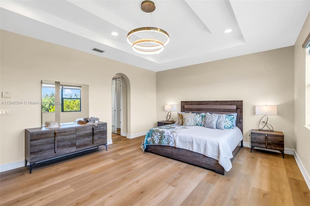 最近售出: $1,298,000 (5 贝兹, 4 浴室, 3902 平方英尺)