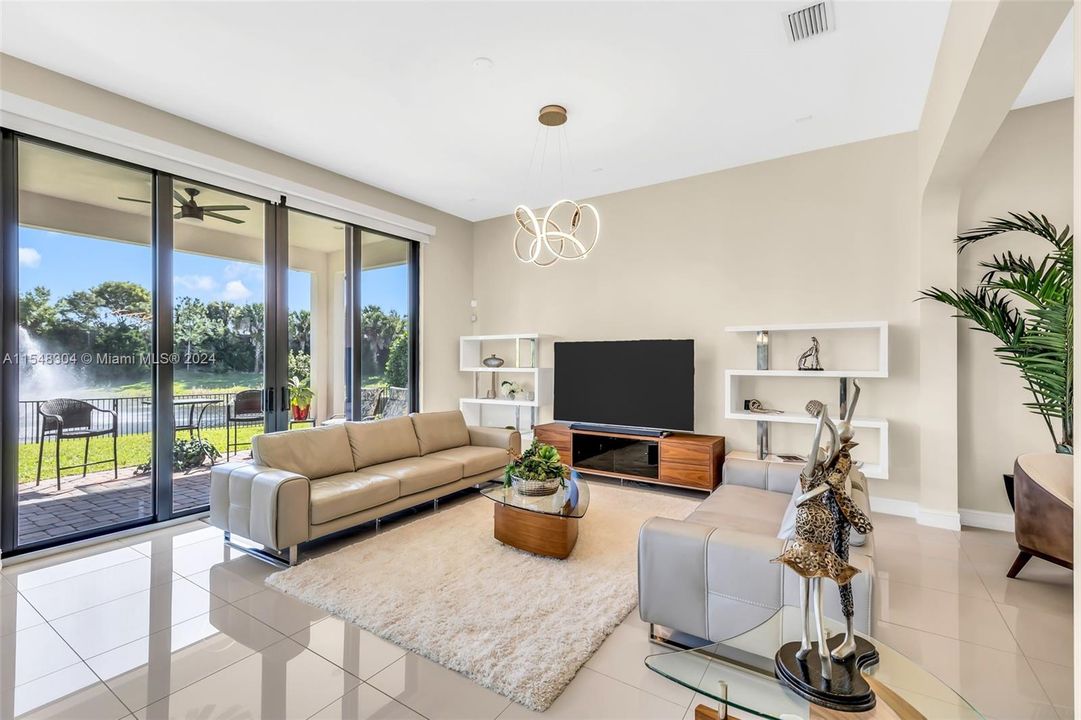 最近售出: $1,298,000 (5 贝兹, 4 浴室, 3902 平方英尺)