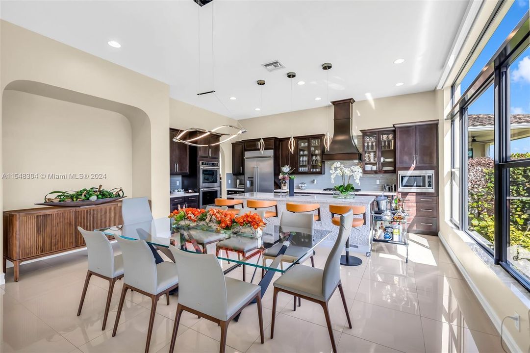 最近售出: $1,298,000 (5 贝兹, 4 浴室, 3902 平方英尺)