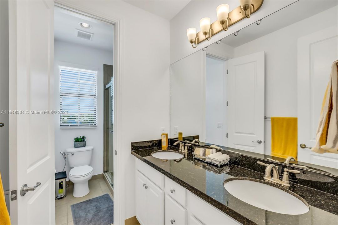 最近售出: $1,298,000 (5 贝兹, 4 浴室, 3902 平方英尺)