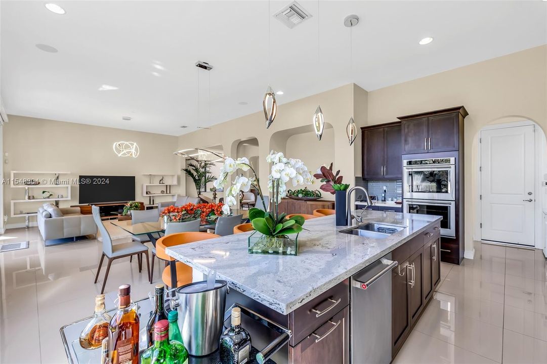 最近售出: $1,298,000 (5 贝兹, 4 浴室, 3902 平方英尺)