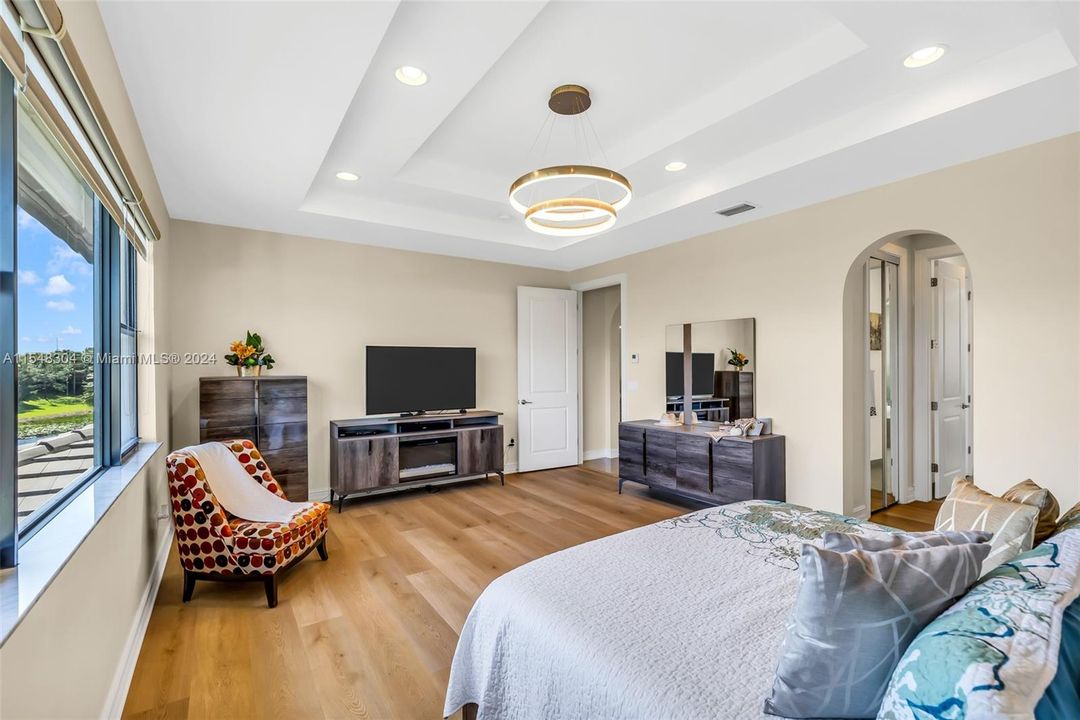 最近售出: $1,298,000 (5 贝兹, 4 浴室, 3902 平方英尺)