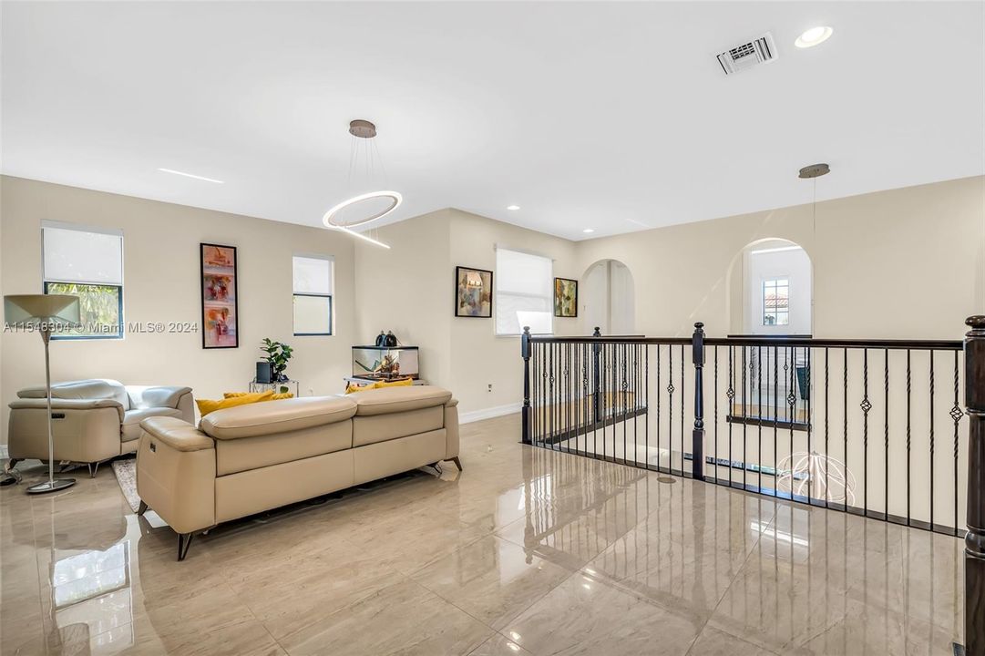 最近售出: $1,298,000 (5 贝兹, 4 浴室, 3902 平方英尺)