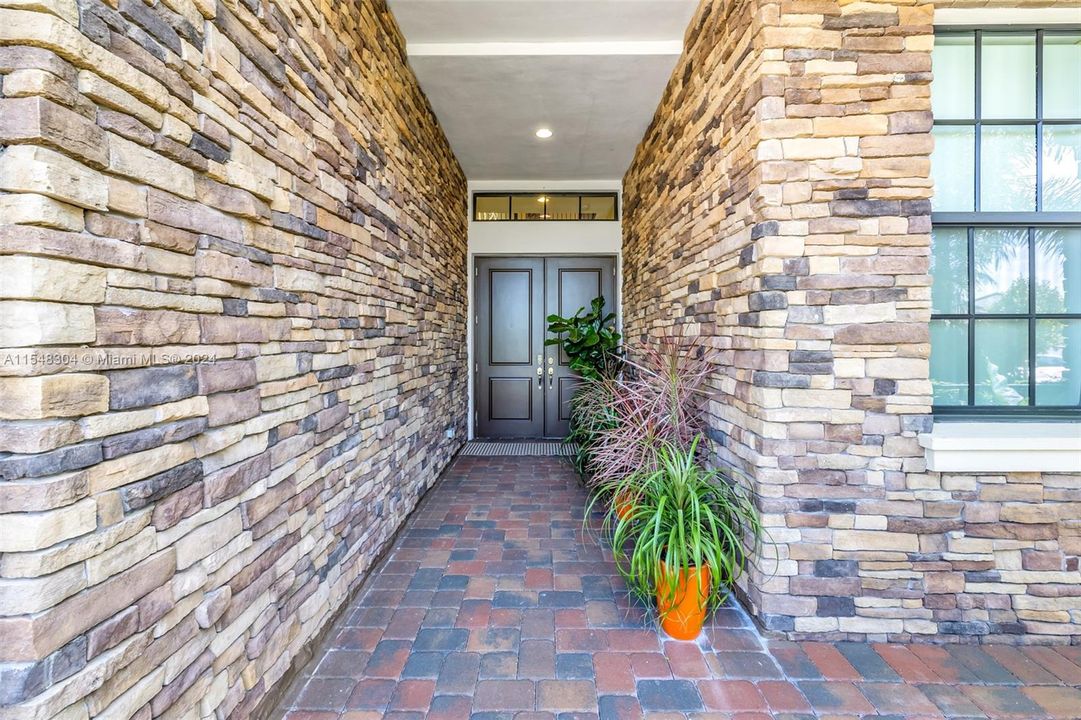 最近售出: $1,298,000 (5 贝兹, 4 浴室, 3902 平方英尺)