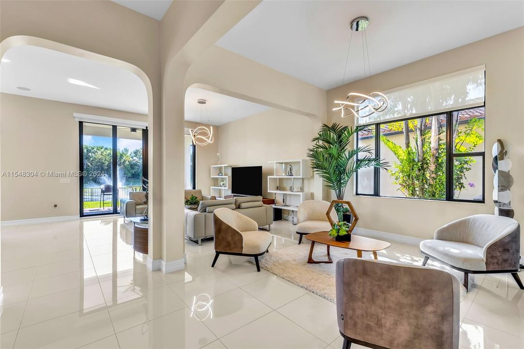 最近售出: $1,298,000 (5 贝兹, 4 浴室, 3902 平方英尺)