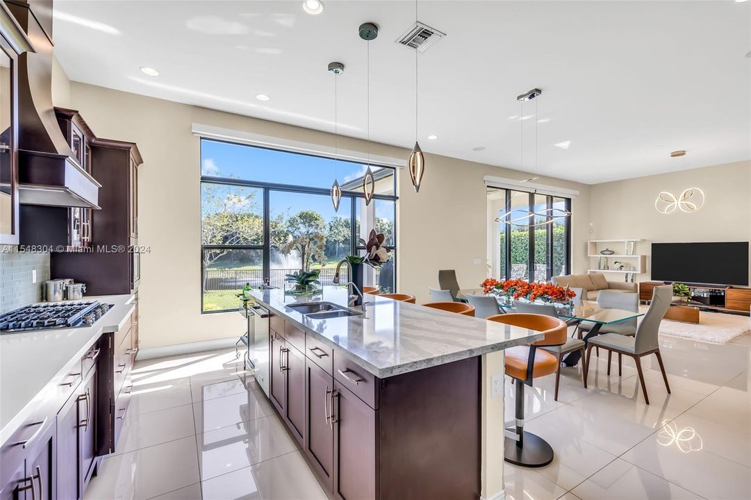 最近售出: $1,298,000 (5 贝兹, 4 浴室, 3902 平方英尺)