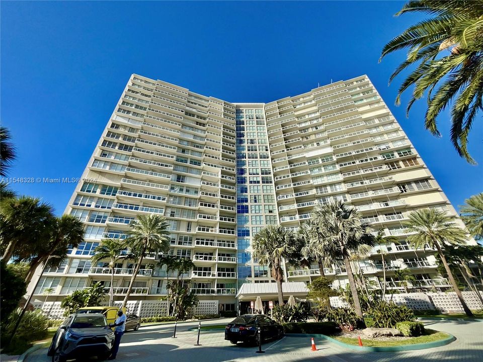 Active With Contract: $555,000 (1 beds, 1 baths, 832 Square Feet)