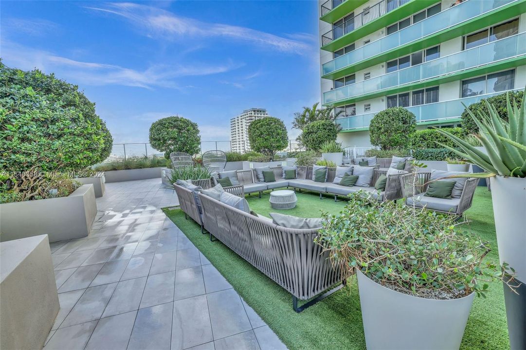 Active With Contract: $2,604 (1 beds, 1 baths, 747 Square Feet)