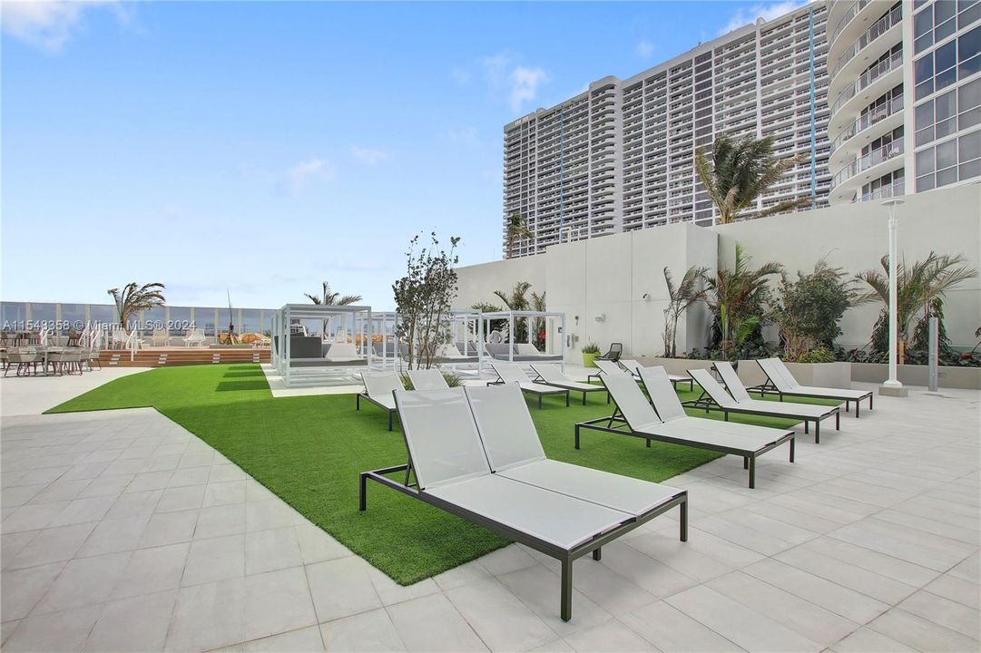 Active With Contract: $2,604 (1 beds, 1 baths, 747 Square Feet)