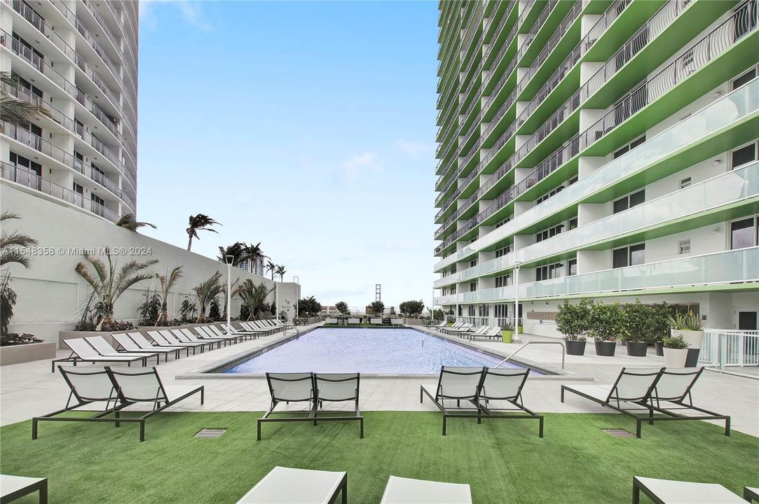 Active With Contract: $2,604 (1 beds, 1 baths, 747 Square Feet)