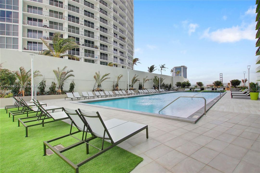 Active With Contract: $2,604 (1 beds, 1 baths, 747 Square Feet)