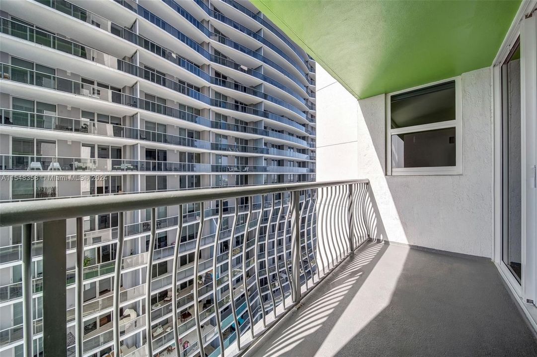 Active With Contract: $2,604 (1 beds, 1 baths, 747 Square Feet)