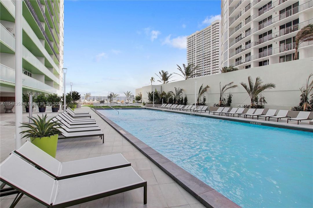 Active With Contract: $2,604 (1 beds, 1 baths, 747 Square Feet)