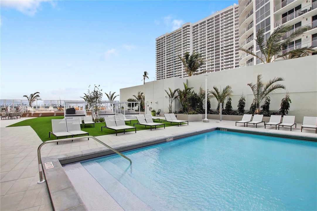 Active With Contract: $2,604 (1 beds, 1 baths, 747 Square Feet)