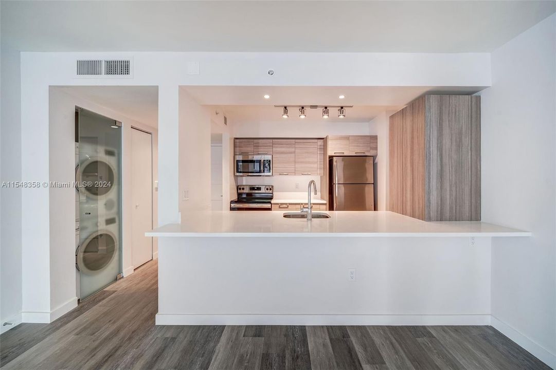 Active With Contract: $2,604 (1 beds, 1 baths, 747 Square Feet)