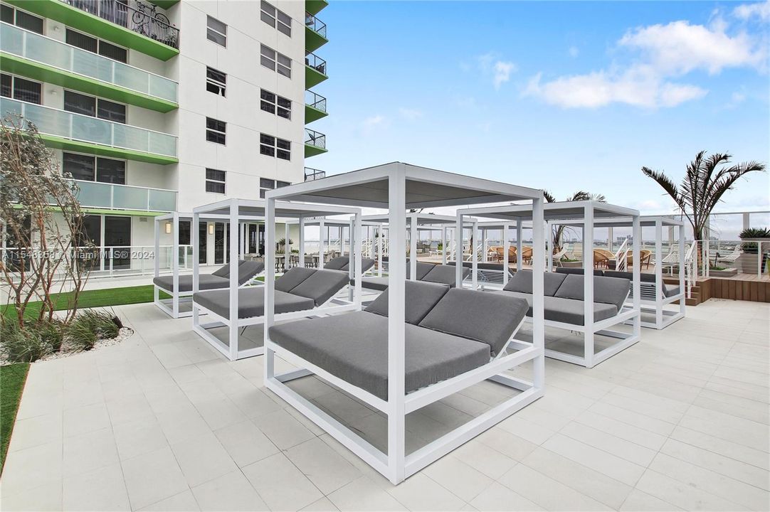 Active With Contract: $2,604 (1 beds, 1 baths, 747 Square Feet)