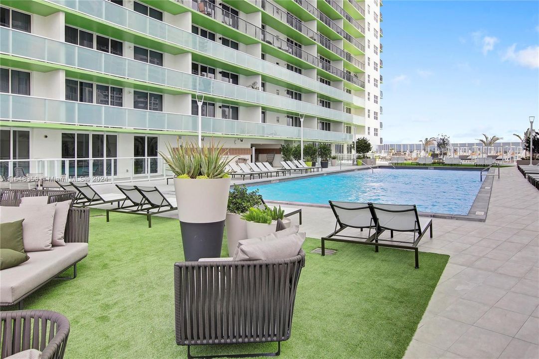 Active With Contract: $2,604 (1 beds, 1 baths, 747 Square Feet)