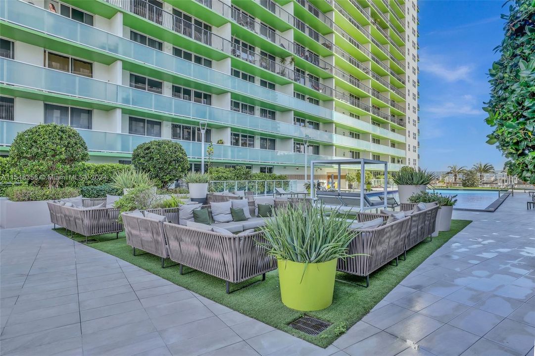 Active With Contract: $2,604 (1 beds, 1 baths, 747 Square Feet)