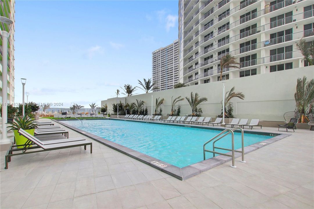 Active With Contract: $1,915 (0 beds, 1 baths, 440 Square Feet)