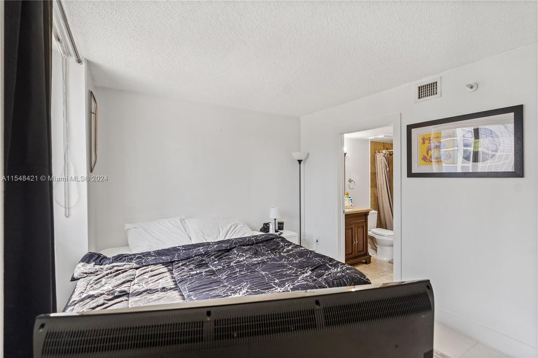 Active With Contract: $395,000 (2 beds, 2 baths, 914 Square Feet)