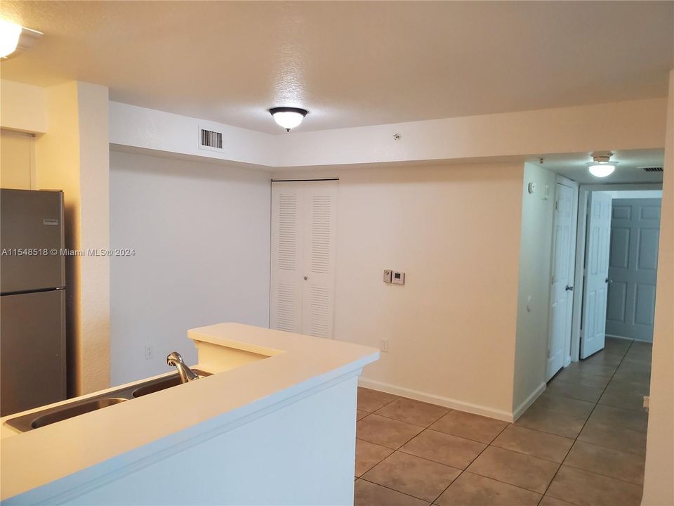 Active With Contract: $229,900 (2 beds, 2 baths, 900 Square Feet)