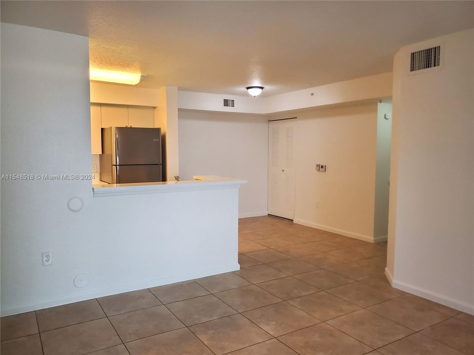 Active With Contract: $229,900 (2 beds, 2 baths, 900 Square Feet)