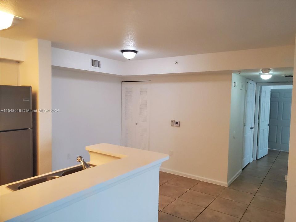 Active With Contract: $229,900 (2 beds, 2 baths, 900 Square Feet)