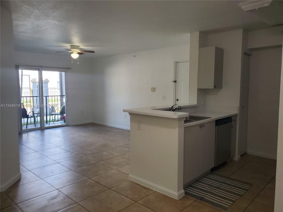 Active With Contract: $229,900 (2 beds, 2 baths, 900 Square Feet)