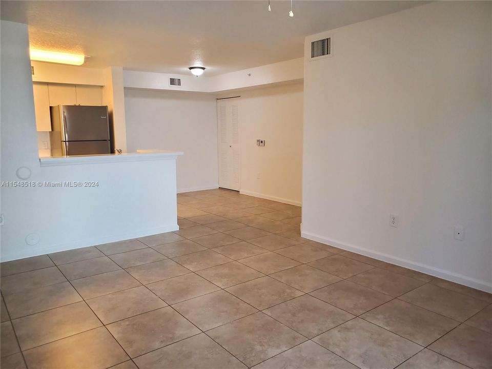 Active With Contract: $229,900 (2 beds, 2 baths, 900 Square Feet)