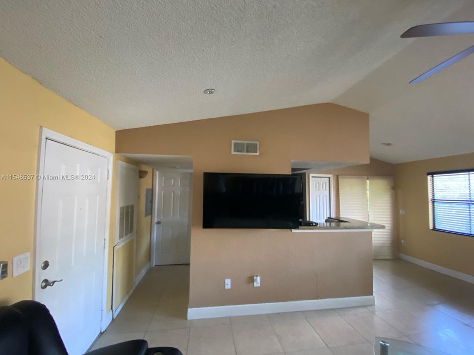 Recently Rented: $2,000 (1 beds, 1 baths, 651 Square Feet)