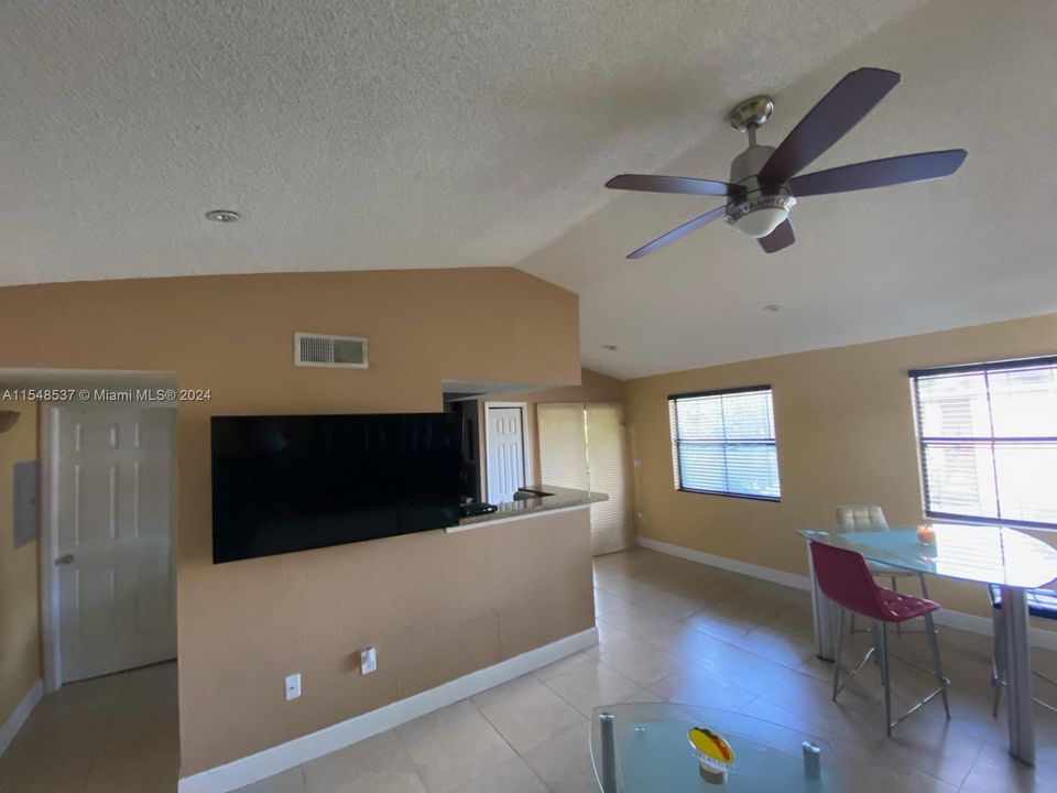 Active With Contract: $2,000 (1 beds, 1 baths, 651 Square Feet)