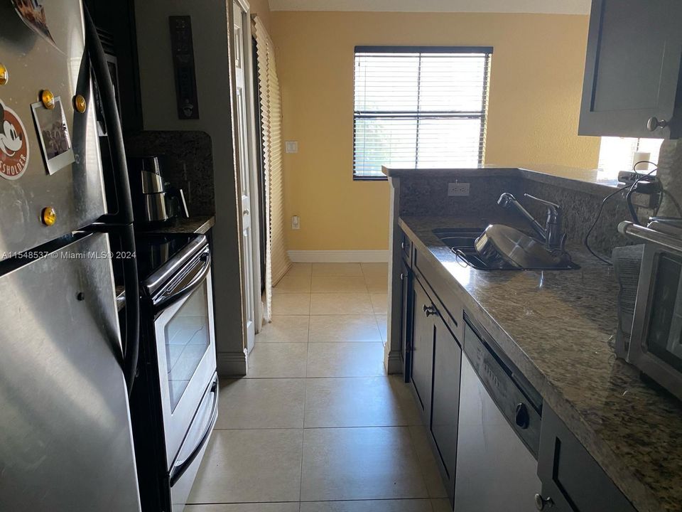 Active With Contract: $2,000 (1 beds, 1 baths, 651 Square Feet)