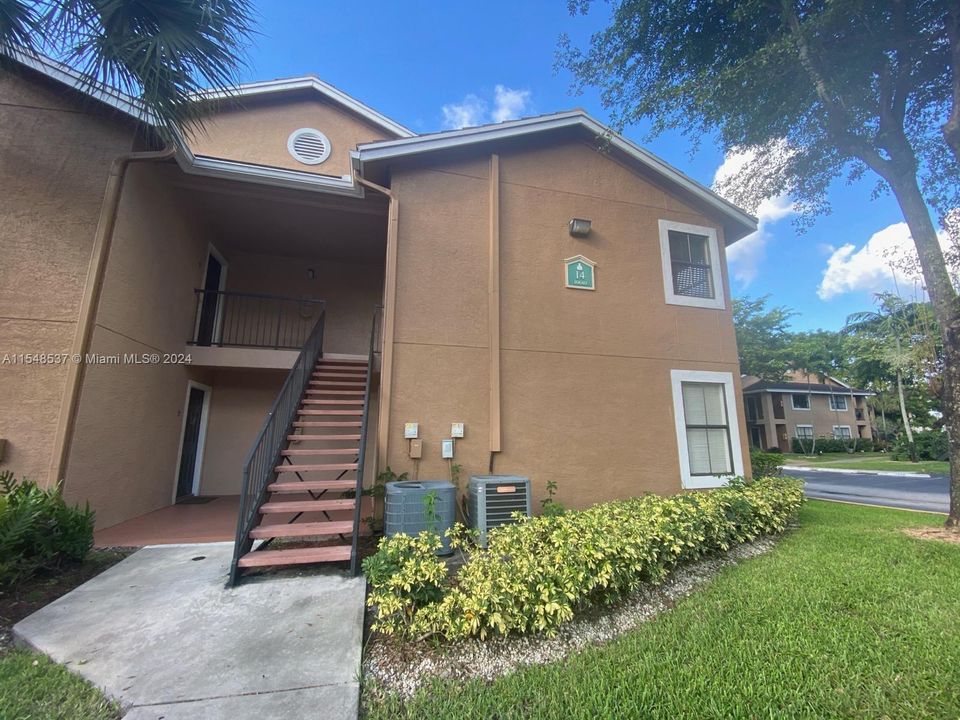 Active With Contract: $2,000 (1 beds, 1 baths, 651 Square Feet)