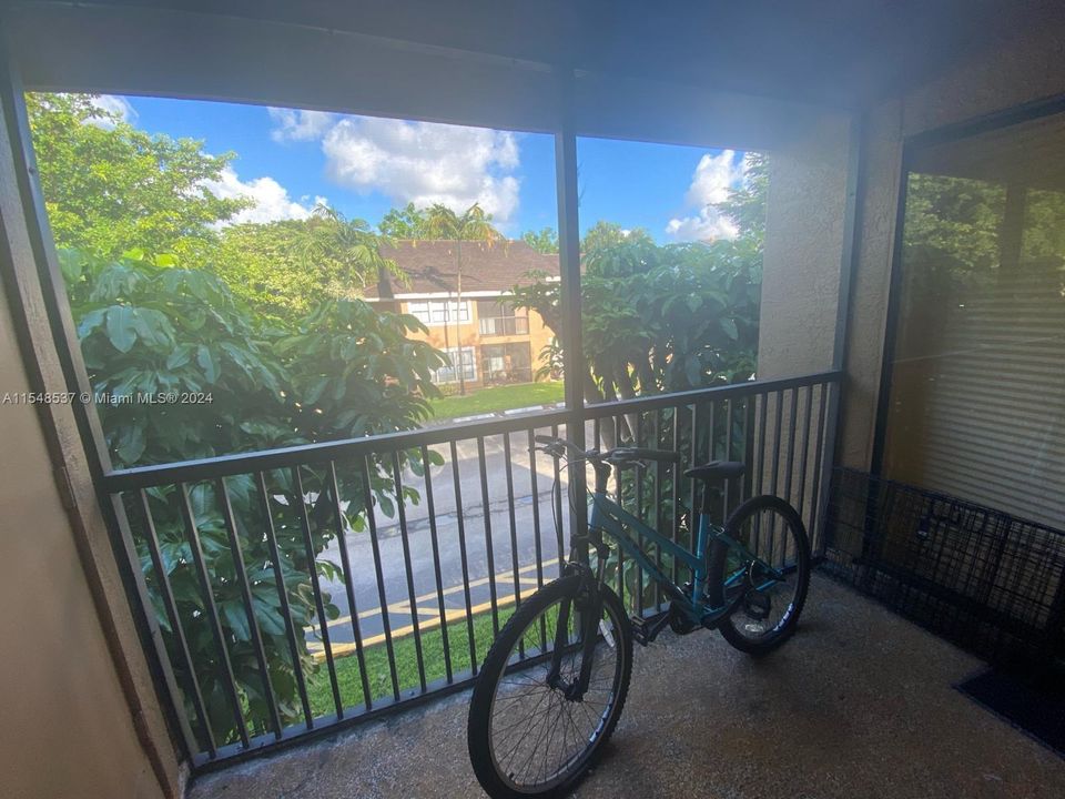 Active With Contract: $2,000 (1 beds, 1 baths, 651 Square Feet)