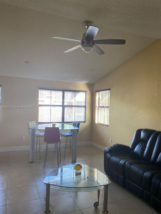 Active With Contract: $2,000 (1 beds, 1 baths, 651 Square Feet)