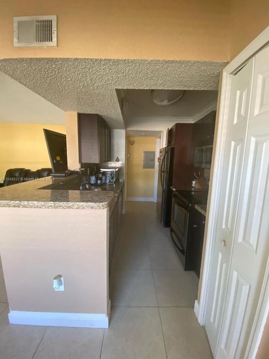 Active With Contract: $2,000 (1 beds, 1 baths, 651 Square Feet)